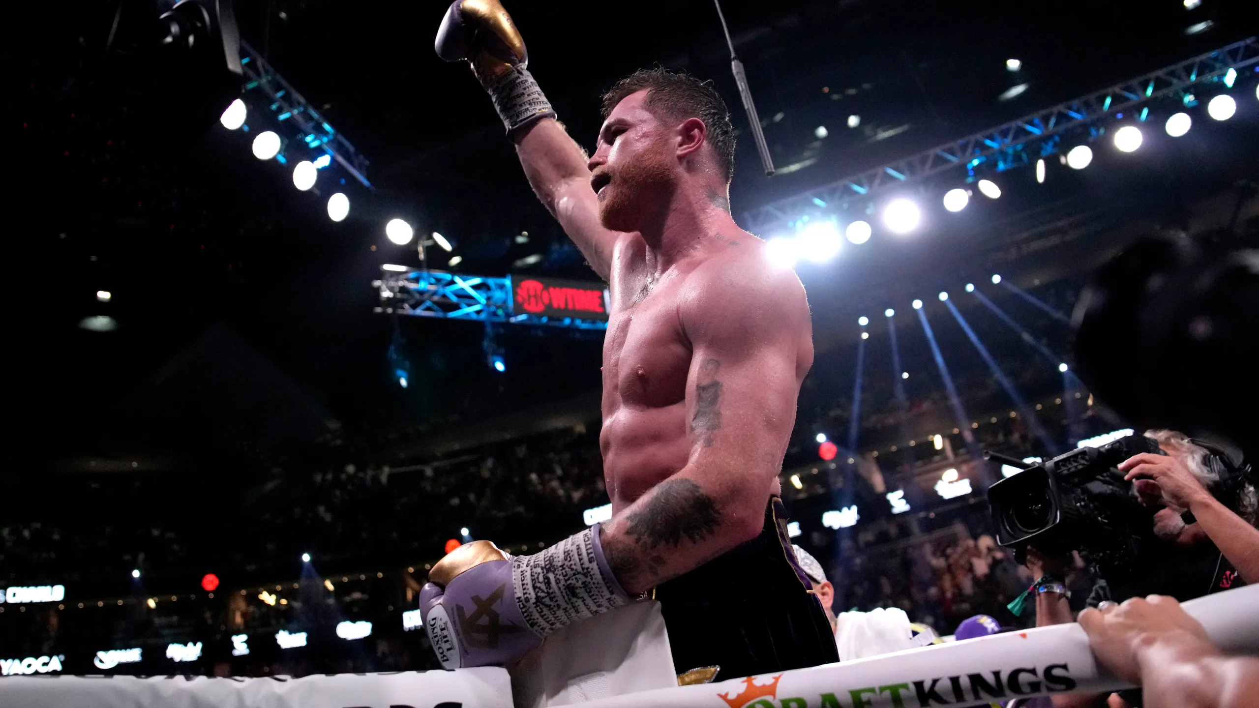 Canelo Alvarez dominates Jermell Charlo, retains undisputed super  middleweight titles