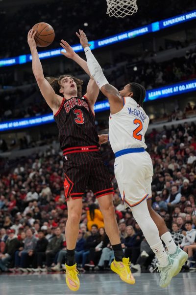 New York Knicks guard Miles McBride (2) tries to block Chicago Bulls guard Josh Giddey (3) who goes up to shoot during the second half of an NBA Cup basketball game Friday, Oct. 31, 2025, in Chicago. (AP Photo/Erin Hooley)